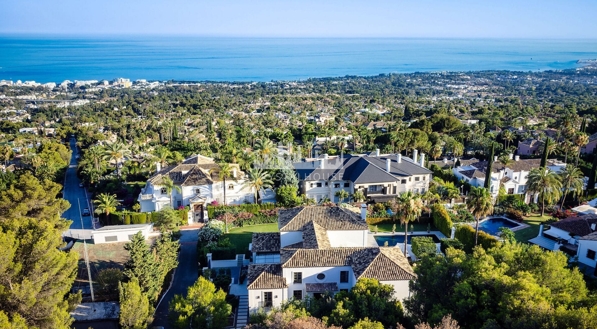 Prawdziwe arcydzieło w Sierra Blanca – 6-sypialniana willa z panoramicznym widokiem na morze, nordyckim designem i prywatną strefą wellness.