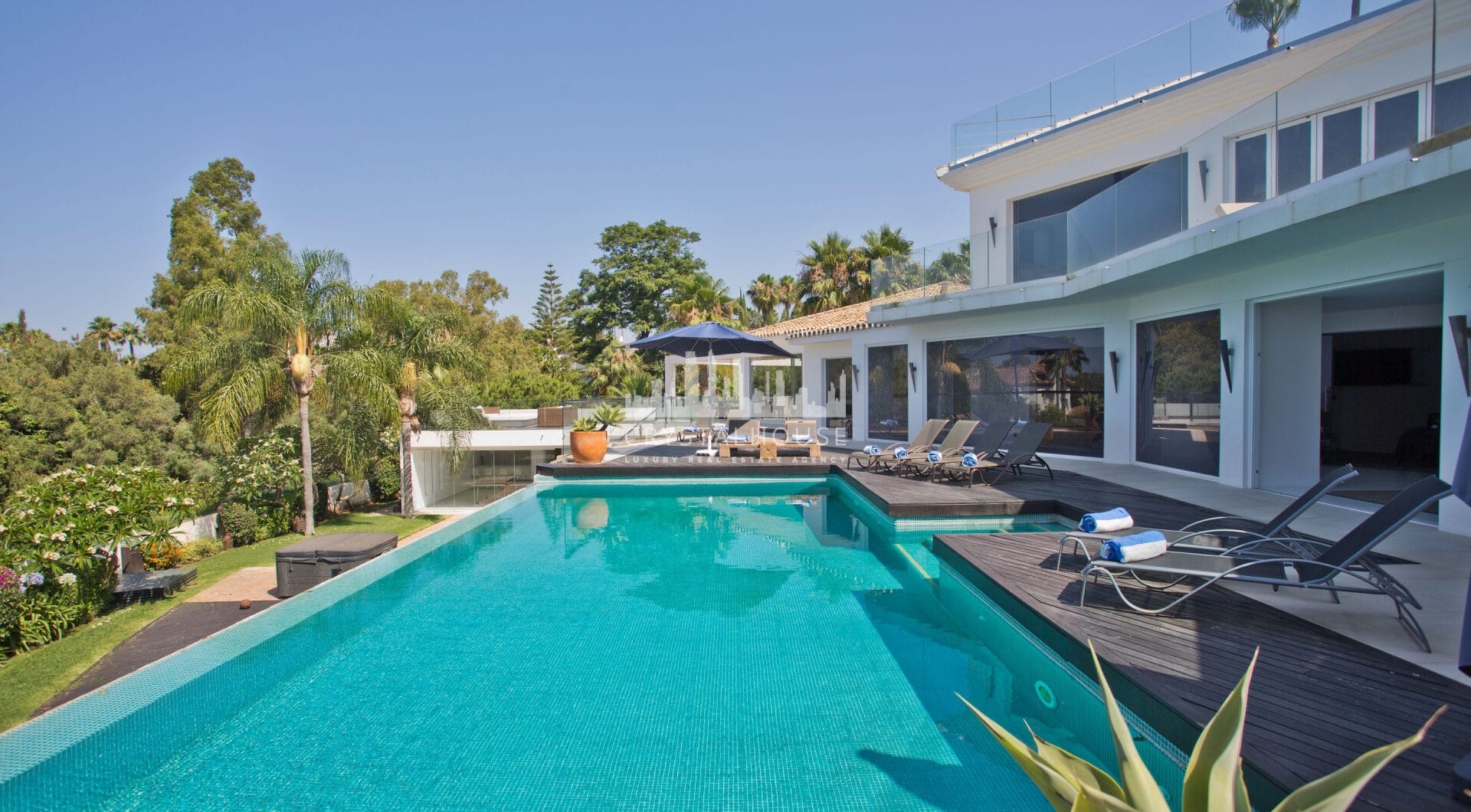 Nowoczesna, luksusowa willa z 7 sypialniami i panoramicznym widokiem na morze w Hacienda Las Chapas