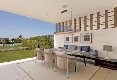 Nowoczesna willa z 4 sypialniami, kinem na dachu i widokiem na morze