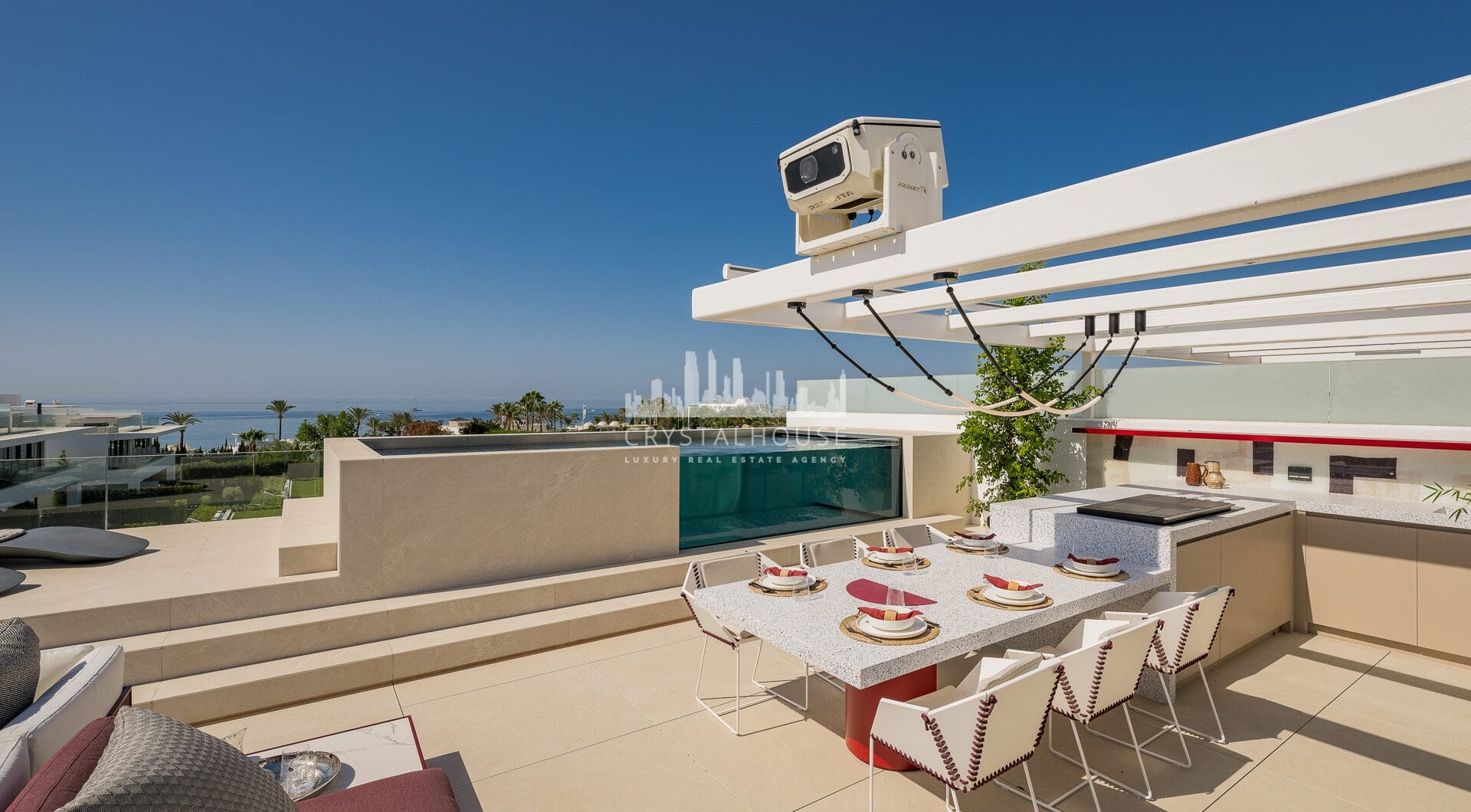 Nowoczesna willa z 4 sypialniami, kinem na dachu i widokiem na morze