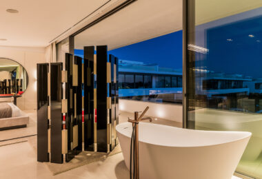 Nowoczesna willa z 4 sypialniami, kinem na dachu i widokiem na morze