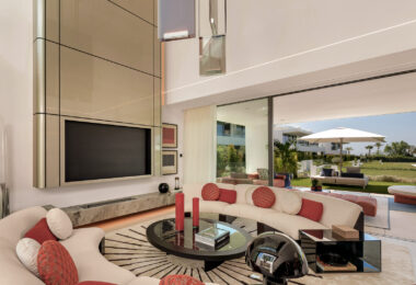 Nowoczesna willa z 4 sypialniami, kinem na dachu i widokiem na morze