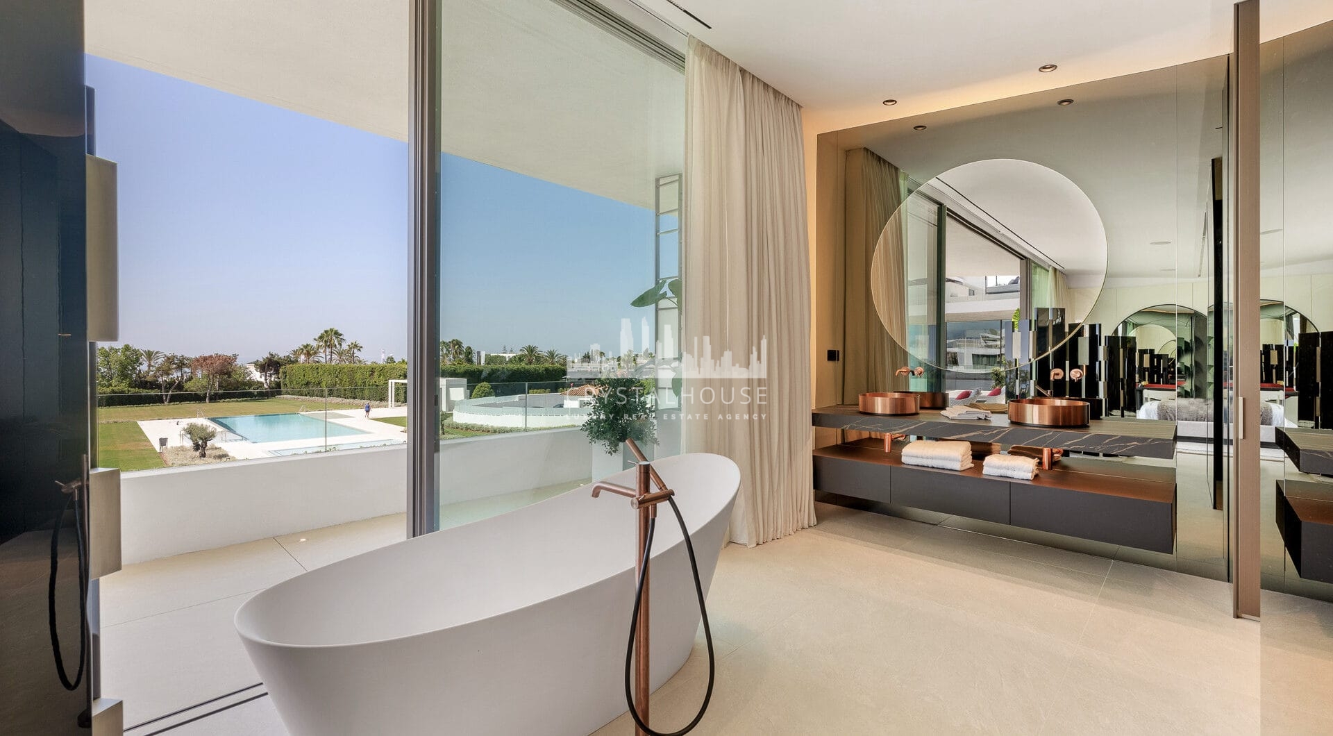 Nowoczesna willa z 4 sypialniami, kinem na dachu i widokiem na morze