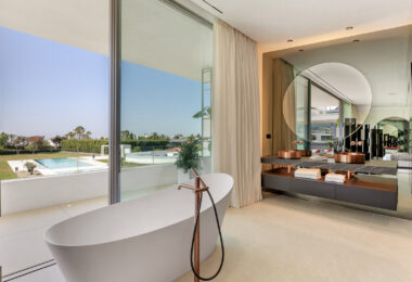 Nowoczesna willa z 4 sypialniami, kinem na dachu i widokiem na morze