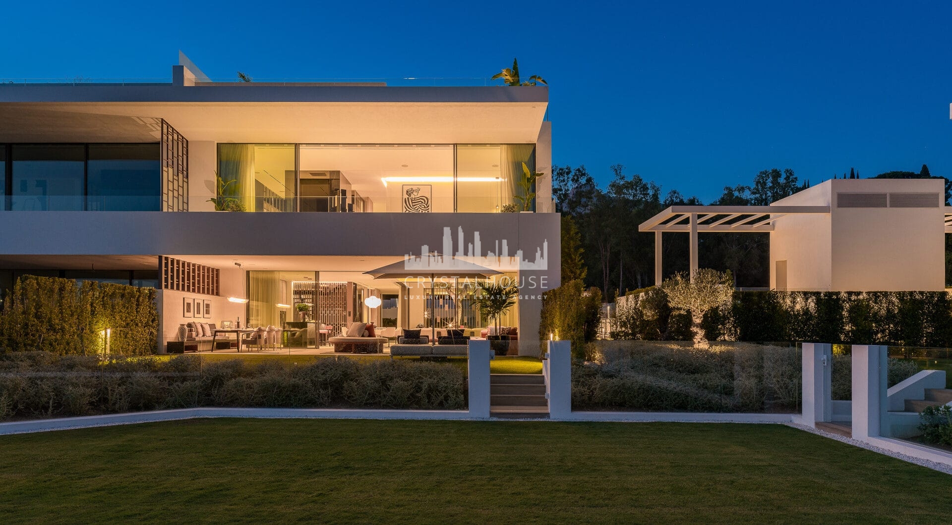 Nowoczesna willa z 4 sypialniami, kinem na dachu i widokiem na morze