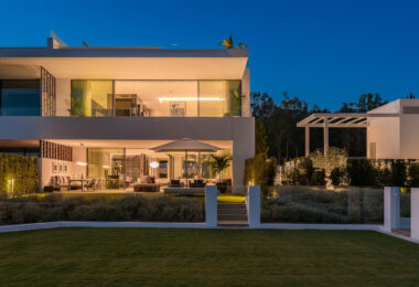 Nowoczesna willa z 4 sypialniami, kinem na dachu i widokiem na morze