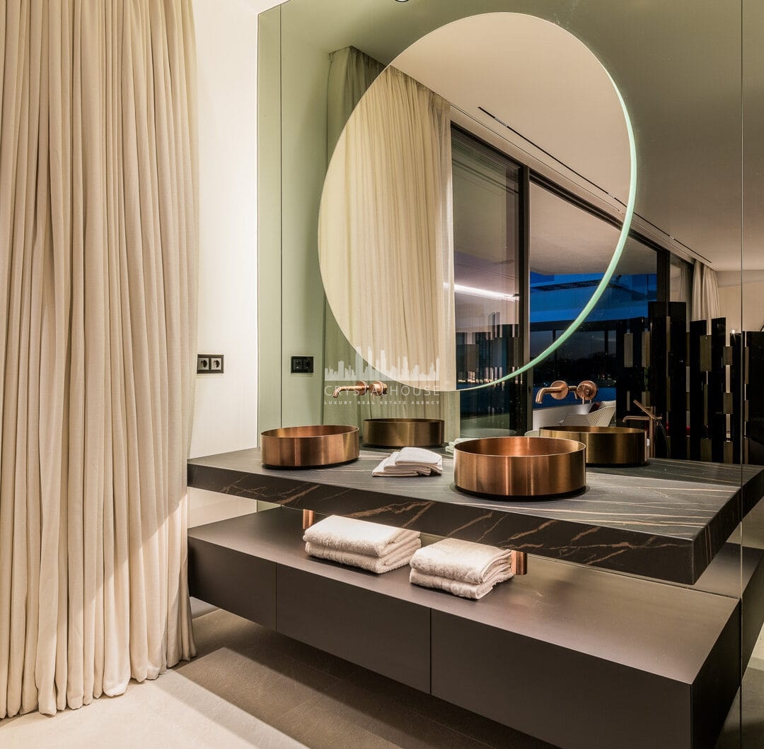 Nowoczesna willa z 4 sypialniami, kinem na dachu i widokiem na morze