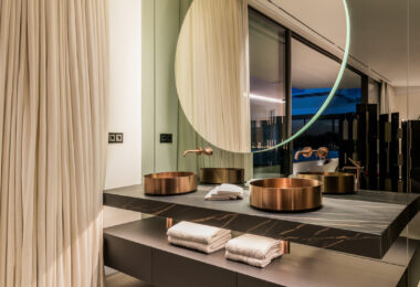 Nowoczesna willa z 4 sypialniami, kinem na dachu i widokiem na morze