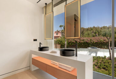 Nowoczesna willa z 4 sypialniami, kinem na dachu i widokiem na morze