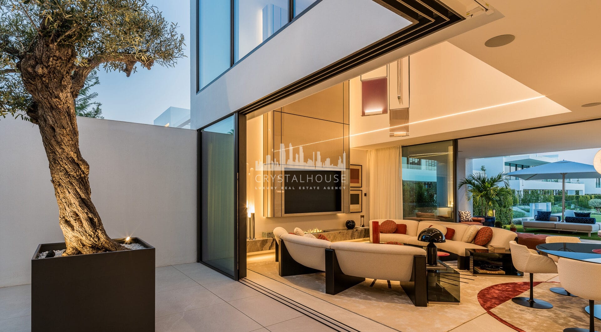 Nowoczesna willa z 4 sypialniami, kinem na dachu i widokiem na morze