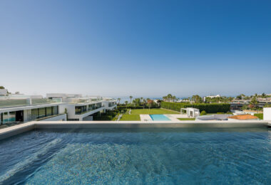 Nowoczesna willa z 4 sypialniami, kinem na dachu i widokiem na morze