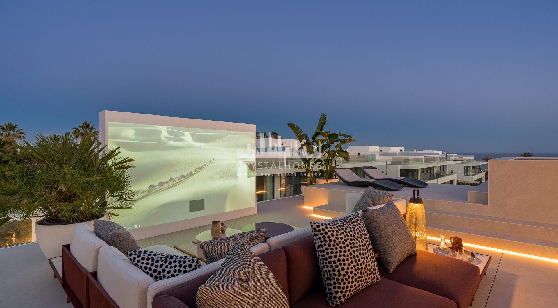 Nowoczesna willa z 4 sypialniami, kinem na dachu i widokiem na morze