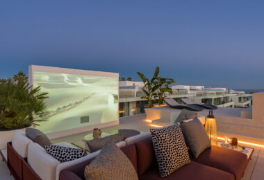 Nowoczesna willa z 4 sypialniami, kinem na dachu i widokiem na morze