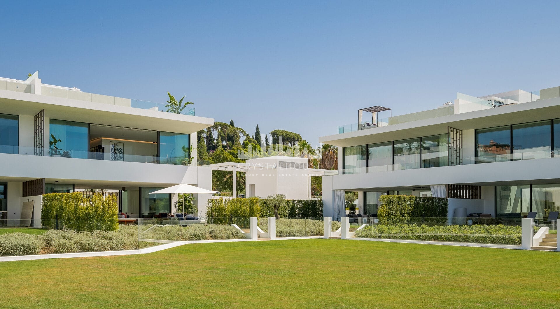 Nowoczesna willa z 4 sypialniami, kinem na dachu i widokiem na morze