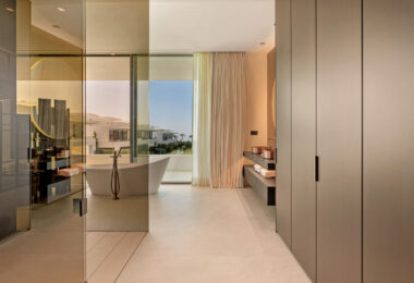 Nowoczesna willa z 4 sypialniami, kinem na dachu i widokiem na morze