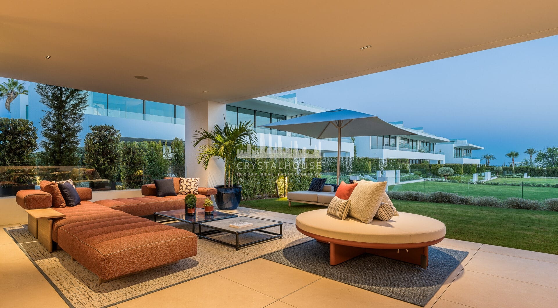 Nowoczesna willa z 4 sypialniami, kinem na dachu i widokiem na morze