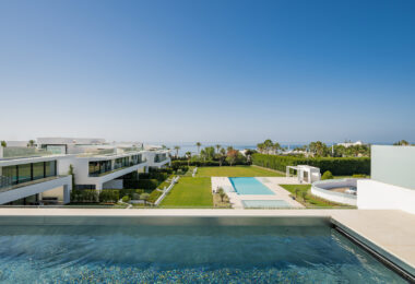 Nowoczesna willa z 4 sypialniami, kinem na dachu i widokiem na morze