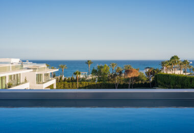 Nowoczesna willa z 4 sypialniami, kinem na dachu i widokiem na morze