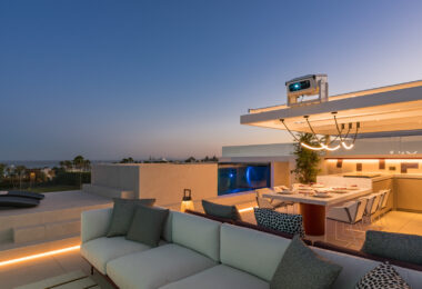 Nowoczesna willa z 4 sypialniami, kinem na dachu i widokiem na morze