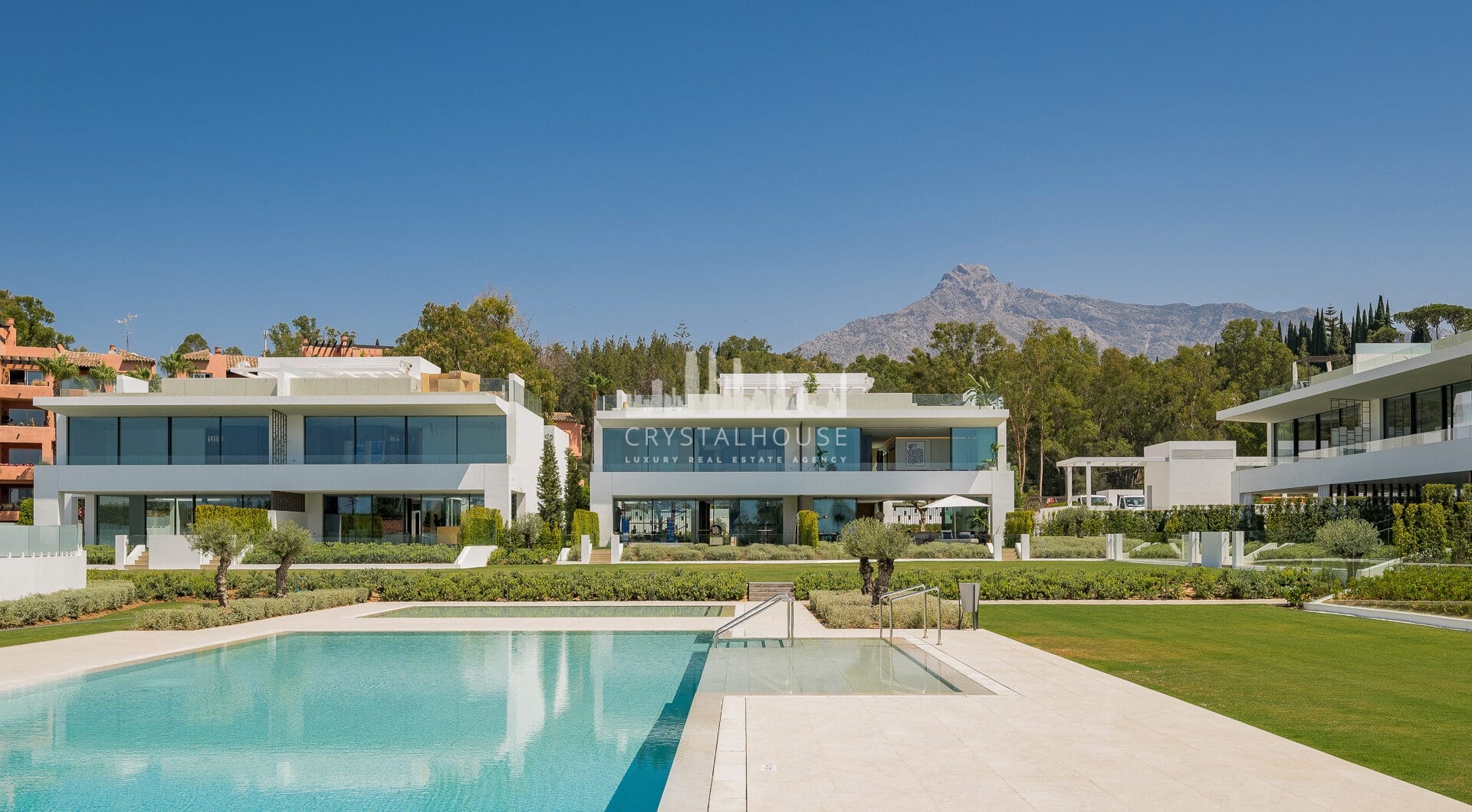 Nowoczesna willa z 4 sypialniami, kinem na dachu i widokiem na morze