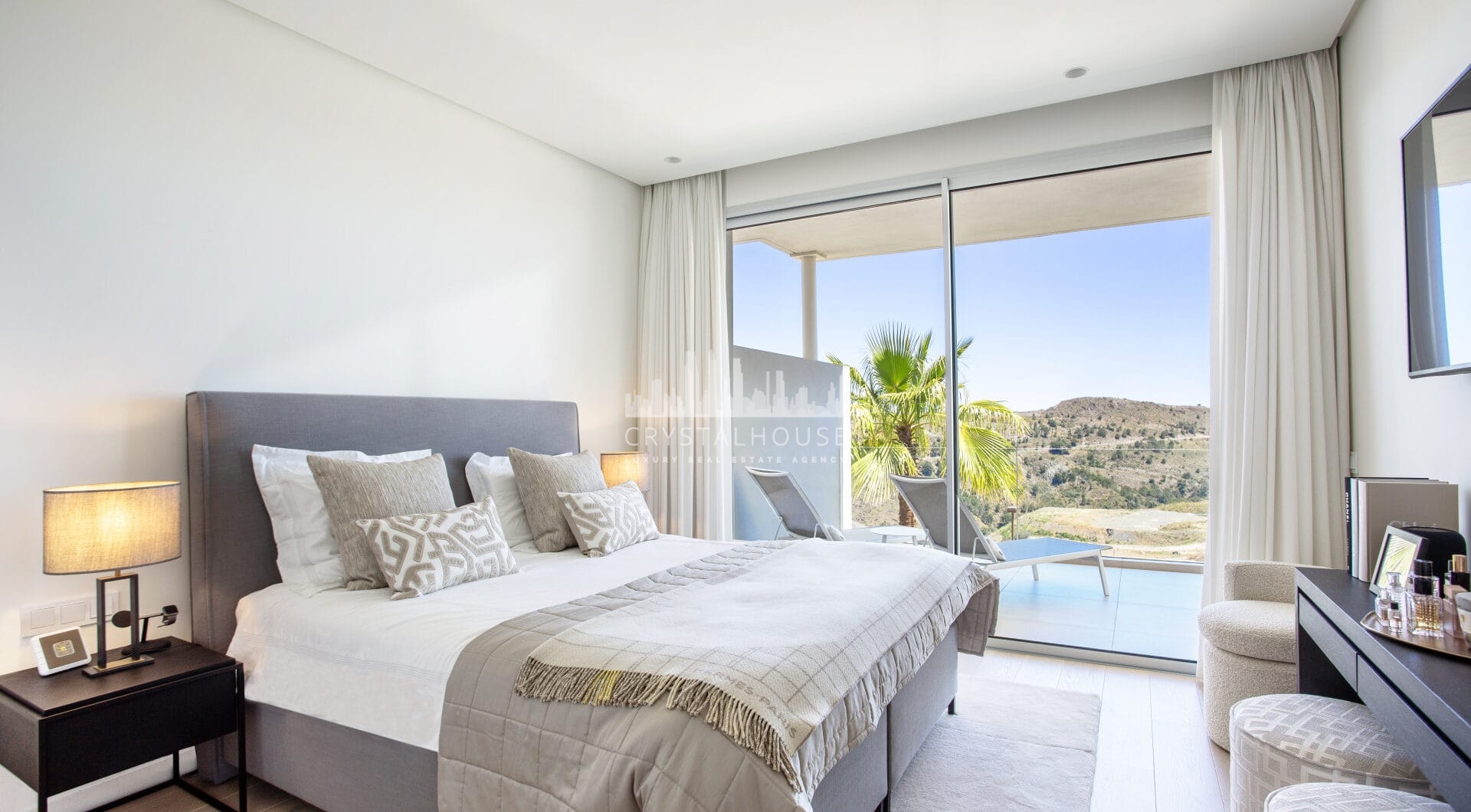 Nowoczesny apartament z 3 sypialniami, widokiem na morze i prywatnością