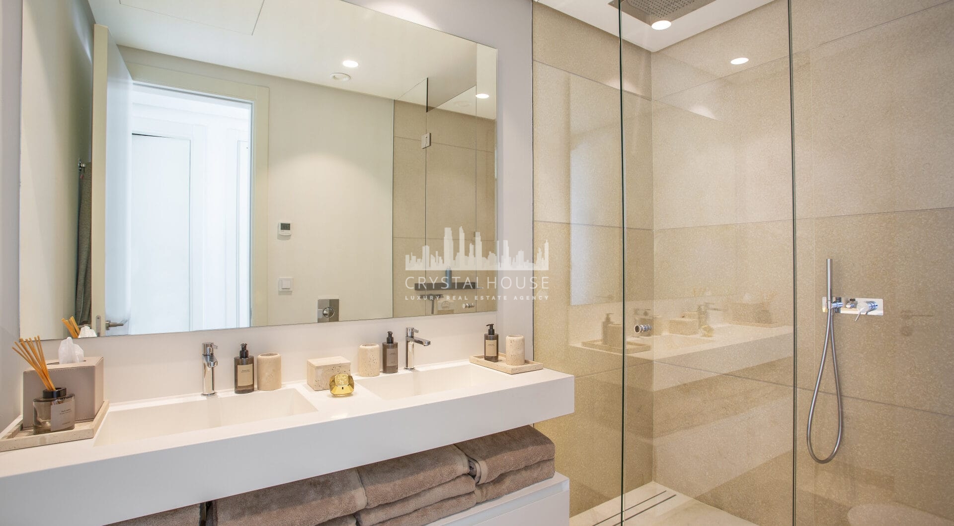 Nowoczesny apartament z 3 sypialniami, widokiem na morze i prywatnością