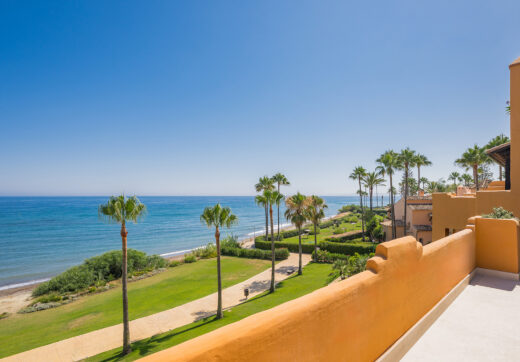 Całkowicie odnowiony apartament z 4 sypialniami i widokiem na morze – Los Granados del Mar, Estepona