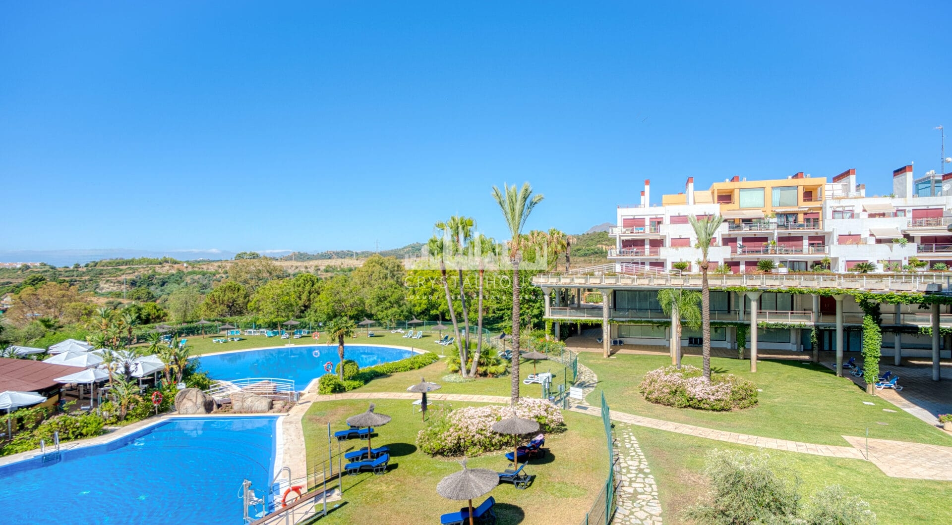 Uroczy wschód zwrócone, trzy sypialnie dwupoziomowy apartament położony w strzeżonej społeczności Parque Botanico, Estepona