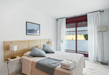 Uroczy wschód zwrócone, trzy sypialnie dwupoziomowy apartament położony w strzeżonej społeczności Parque Botanico, Estepona