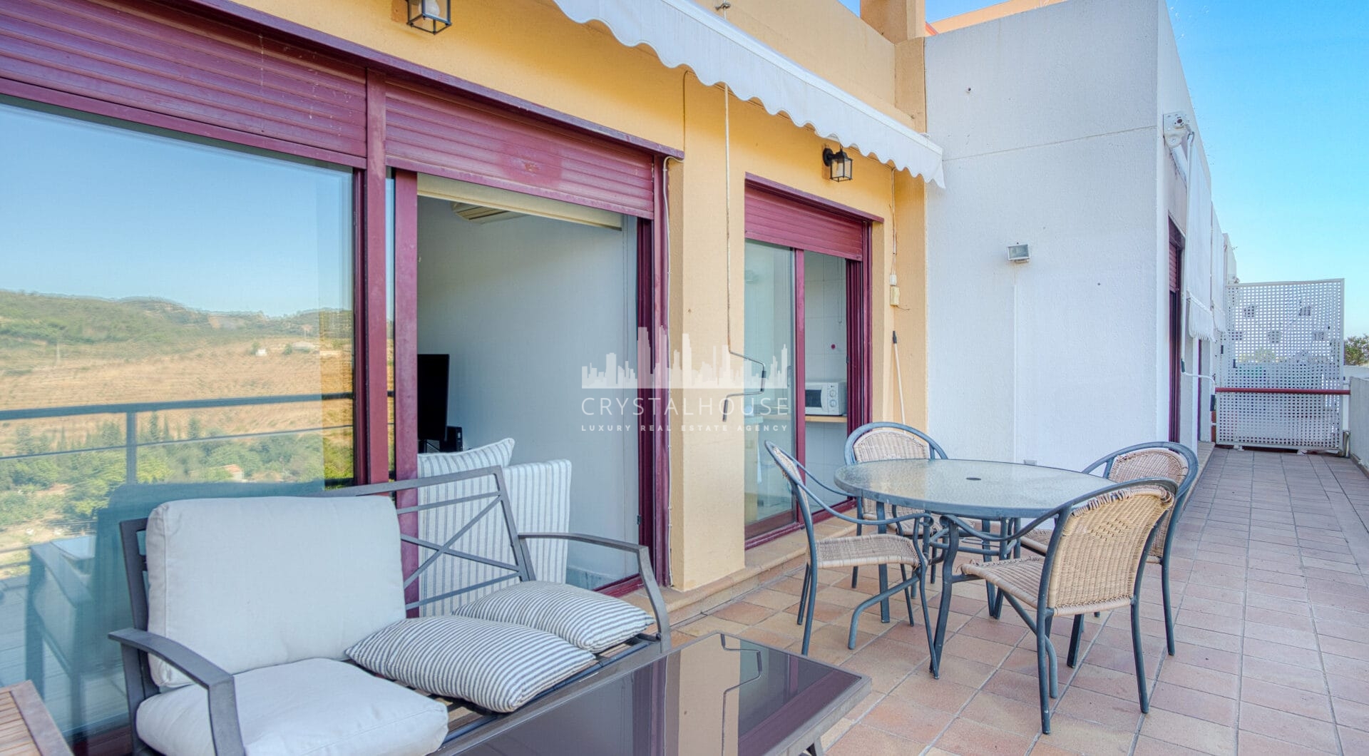 Uroczy wschód zwrócone, trzy sypialnie dwupoziomowy apartament położony w strzeżonej społeczności Parque Botanico, Estepona