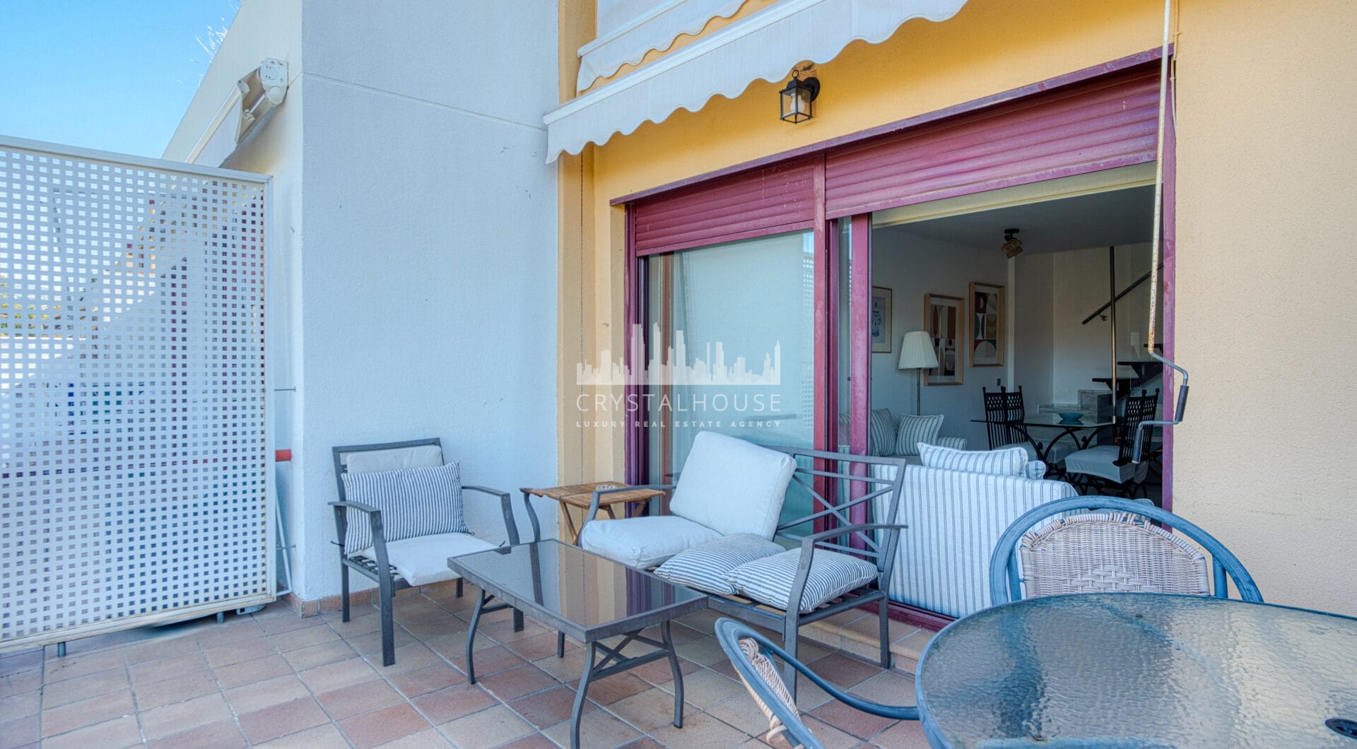 Uroczy wschód zwrócone, trzy sypialnie dwupoziomowy apartament położony w strzeżonej społeczności Parque Botanico, Estepona