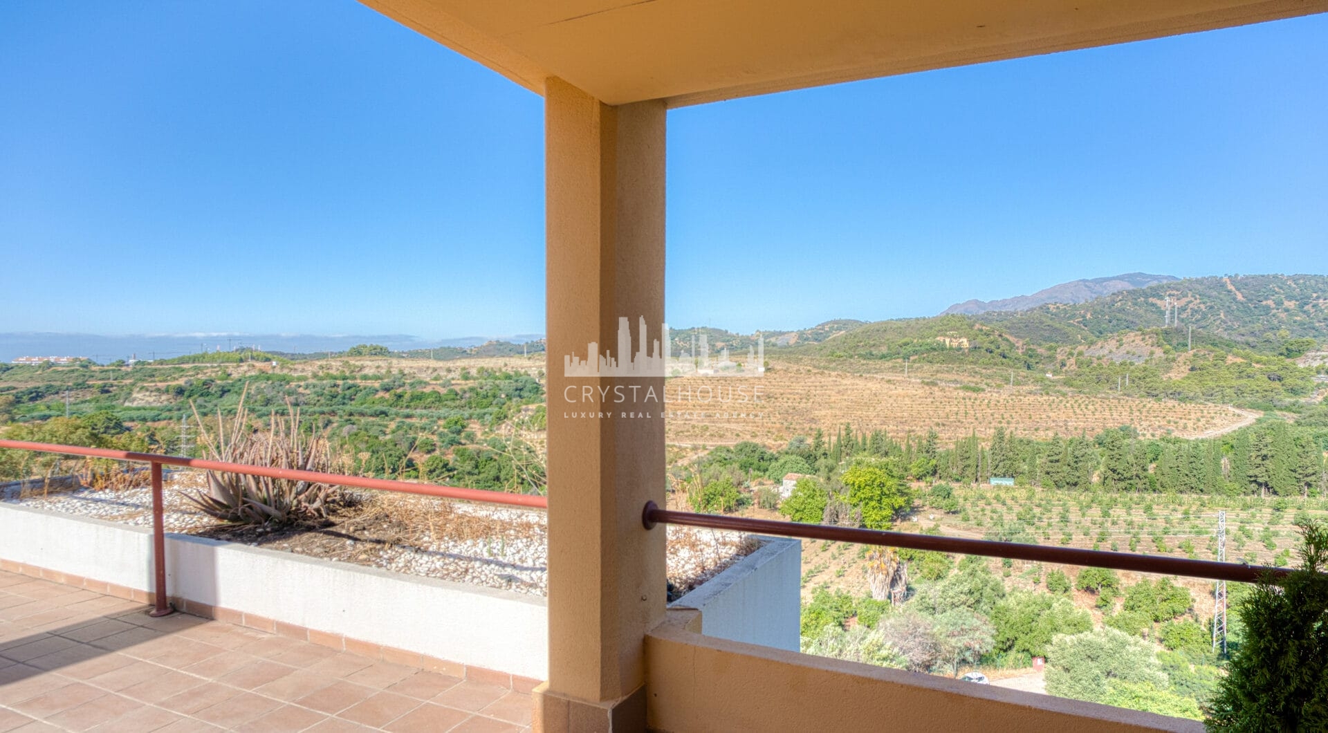 Uroczy wschód zwrócone, trzy sypialnie dwupoziomowy apartament położony w strzeżonej społeczności Parque Botanico, Estepona