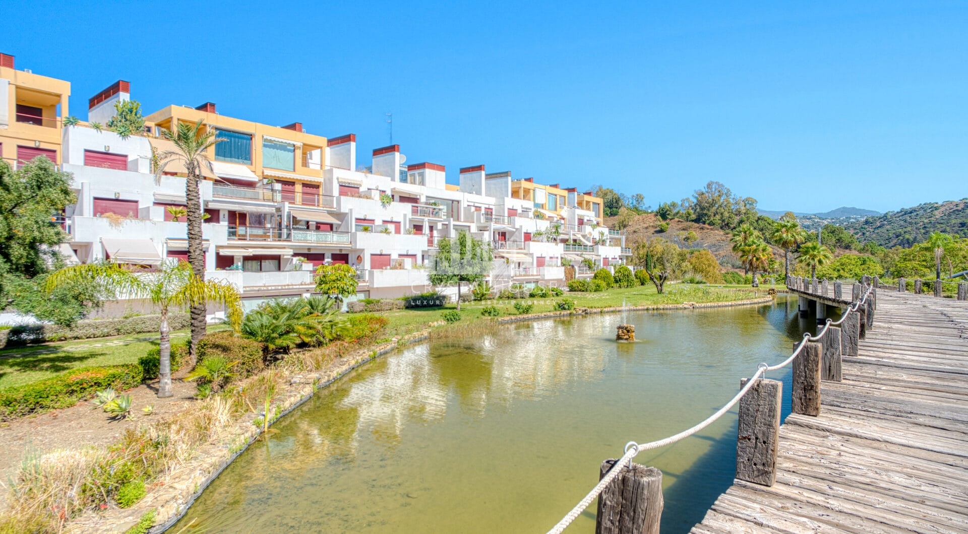 Uroczy wschód zwrócone, trzy sypialnie dwupoziomowy apartament położony w strzeżonej społeczności Parque Botanico, Estepona