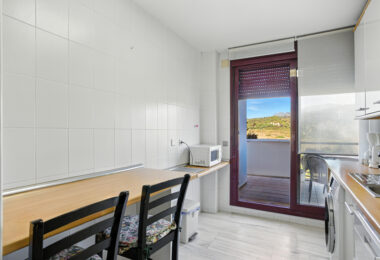 Uroczy wschód zwrócone, trzy sypialnie dwupoziomowy apartament położony w strzeżonej społeczności Parque Botanico, Estepona