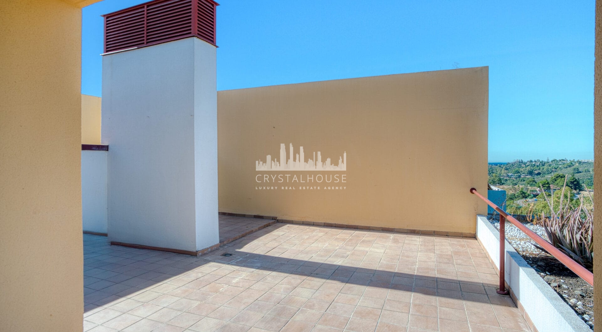 Uroczy wschód zwrócone, trzy sypialnie dwupoziomowy apartament położony w strzeżonej społeczności Parque Botanico, Estepona