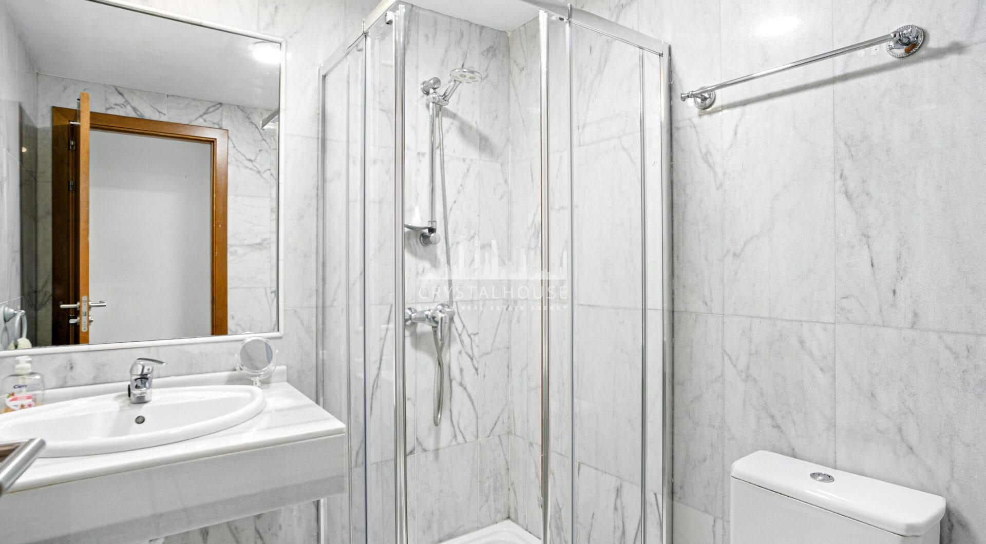 Uroczy wschód zwrócone, trzy sypialnie dwupoziomowy apartament położony w strzeżonej społeczności Parque Botanico, Estepona