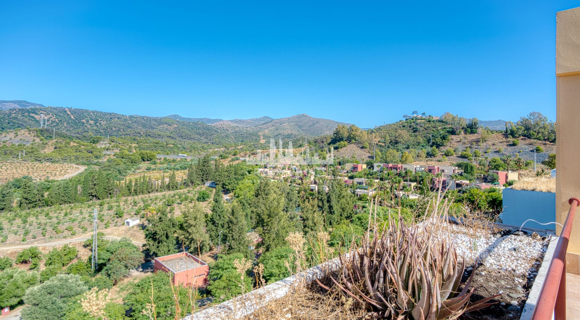 Uroczy wschód zwrócone, trzy sypialnie dwupoziomowy apartament położony w strzeżonej społeczności Parque Botanico, Estepona