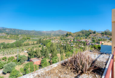 Uroczy wschód zwrócone, trzy sypialnie dwupoziomowy apartament położony w strzeżonej społeczności Parque Botanico, Estepona