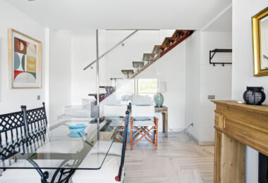 Uroczy wschód zwrócone, trzy sypialnie dwupoziomowy apartament położony w strzeżonej społeczności Parque Botanico, Estepona