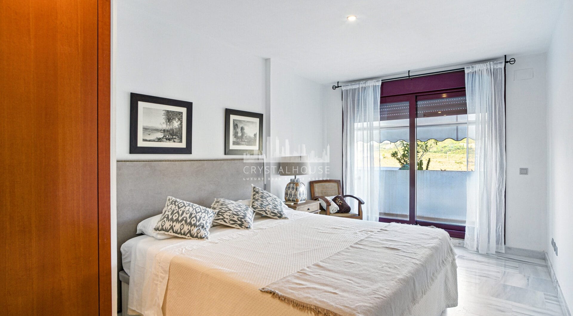 Uroczy wschód zwrócone, trzy sypialnie dwupoziomowy apartament położony w strzeżonej społeczności Parque Botanico, Estepona