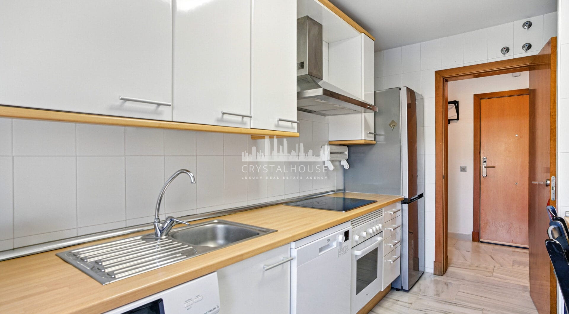 Uroczy wschód zwrócone, trzy sypialnie dwupoziomowy apartament położony w strzeżonej społeczności Parque Botanico, Estepona