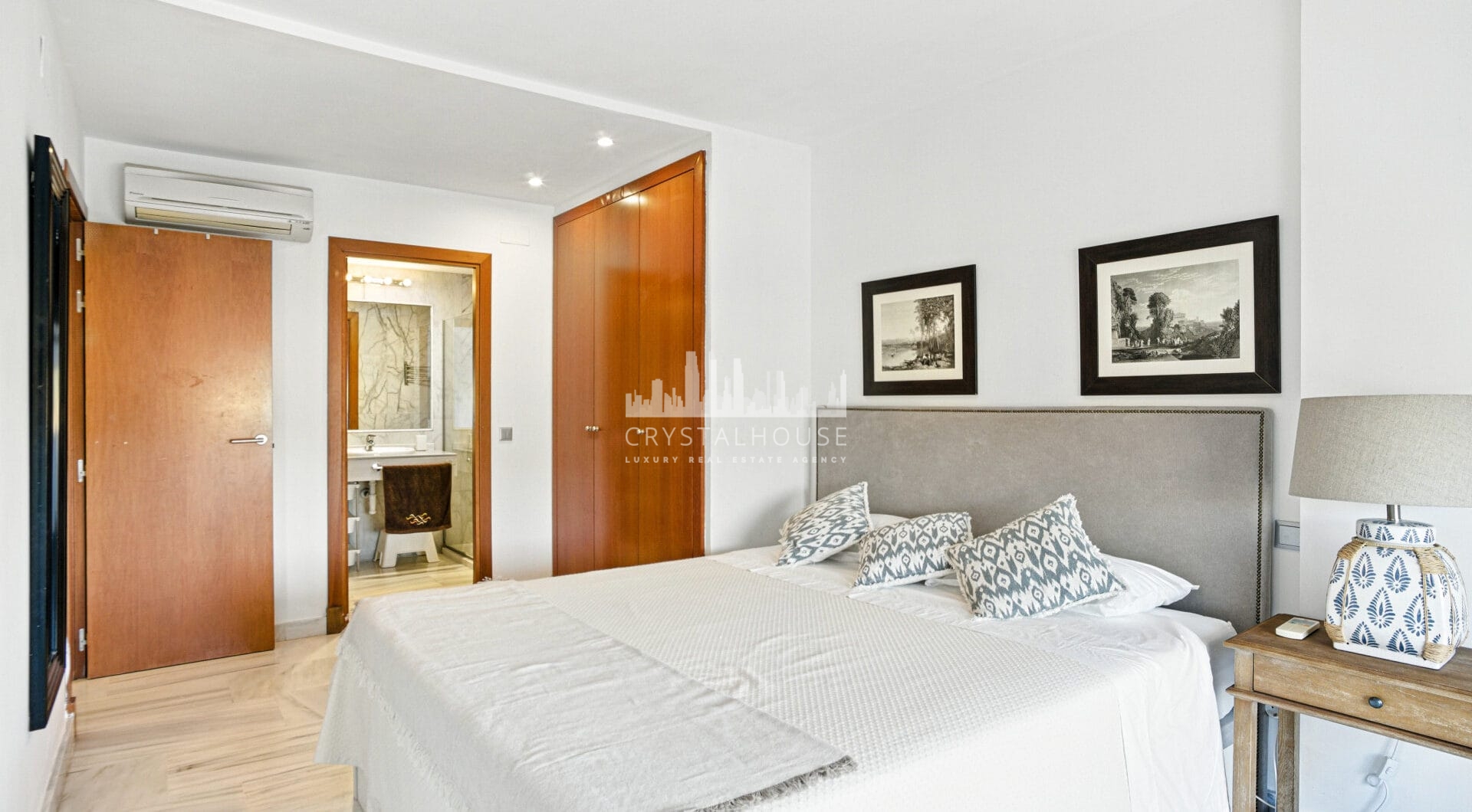 Uroczy wschód zwrócone, trzy sypialnie dwupoziomowy apartament położony w strzeżonej społeczności Parque Botanico, Estepona