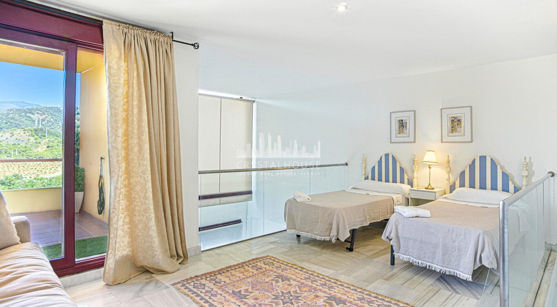 Uroczy wschód zwrócone, trzy sypialnie dwupoziomowy apartament położony w strzeżonej społeczności Parque Botanico, Estepona