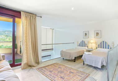 Uroczy wschód zwrócone, trzy sypialnie dwupoziomowy apartament położony w strzeżonej społeczności Parque Botanico, Estepona