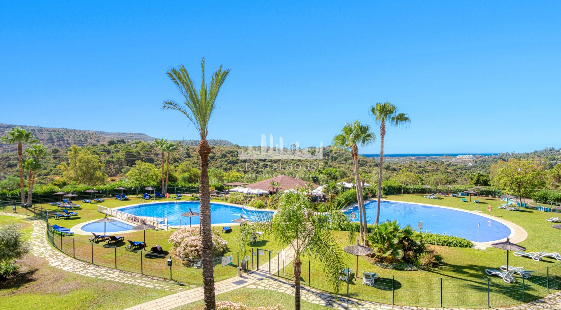 Uroczy wschód zwrócone, trzy sypialnie dwupoziomowy apartament położony w strzeżonej społeczności Parque Botanico, Estepona