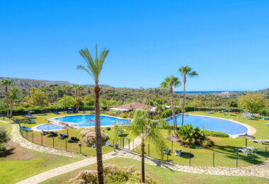 Uroczy wschód zwrócone, trzy sypialnie dwupoziomowy apartament położony w strzeżonej społeczności Parque Botanico, Estepona