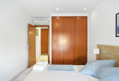 Uroczy wschód zwrócone, trzy sypialnie dwupoziomowy apartament położony w strzeżonej społeczności Parque Botanico, Estepona