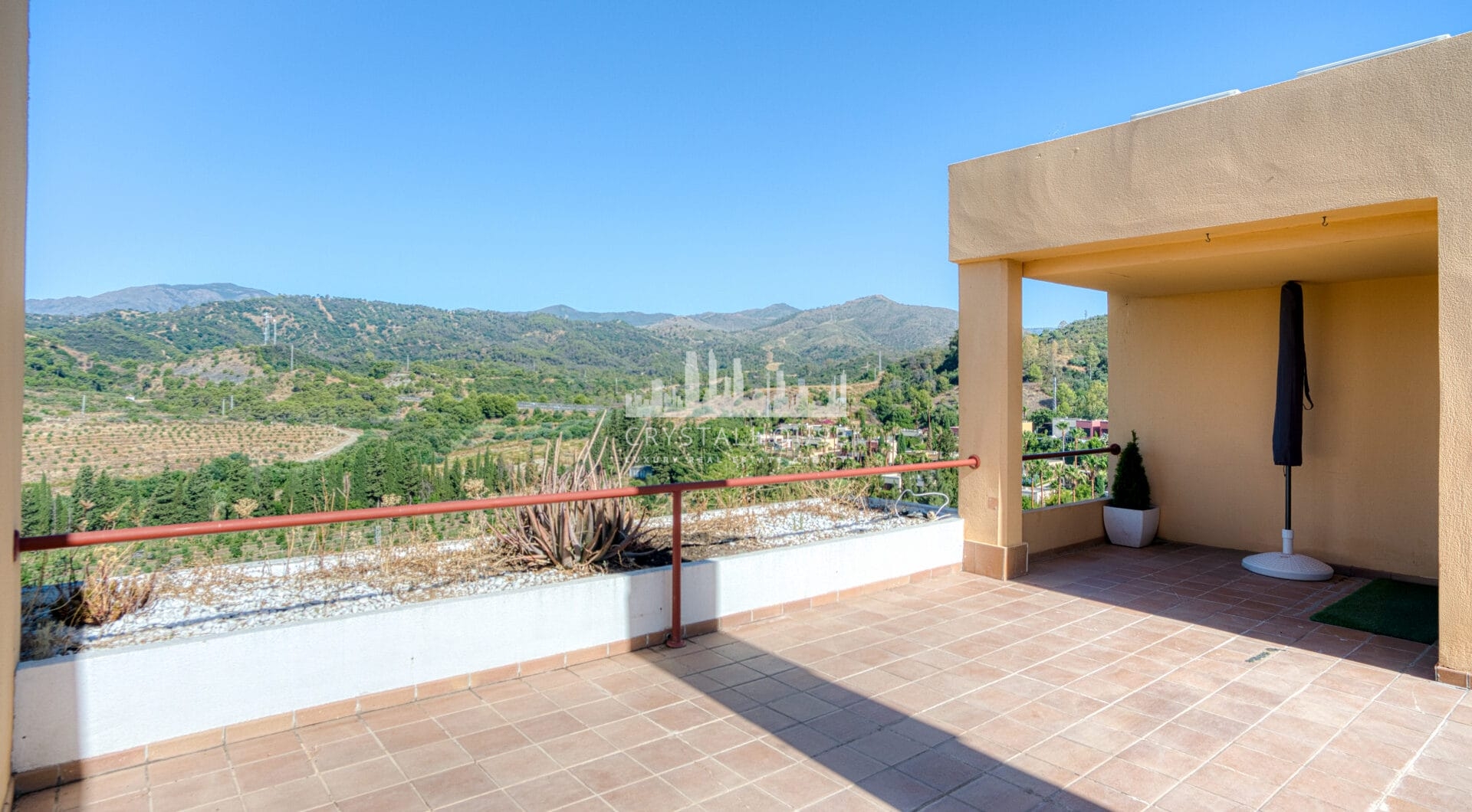 Uroczy wschód zwrócone, trzy sypialnie dwupoziomowy apartament położony w strzeżonej społeczności Parque Botanico, Estepona