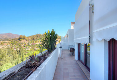 Uroczy wschód zwrócone, trzy sypialnie dwupoziomowy apartament położony w strzeżonej społeczności Parque Botanico, Estepona