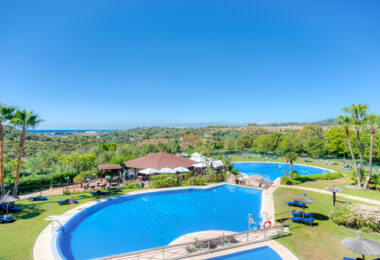 Uroczy wschód zwrócone, trzy sypialnie dwupoziomowy apartament położony w strzeżonej społeczności Parque Botanico, Estepona